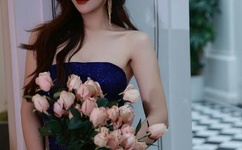 男生和女生在一起打扑克牌